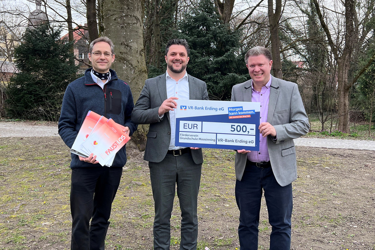 Spendenübergabe an die Grundschule Moosinning