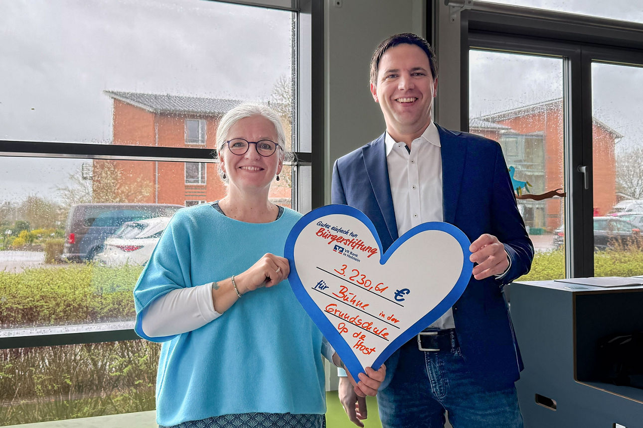 Aenne Thurau, Schulleitung, Christian Dreyling, Leiter Firmenkundenberatung VR Bank in Holstein