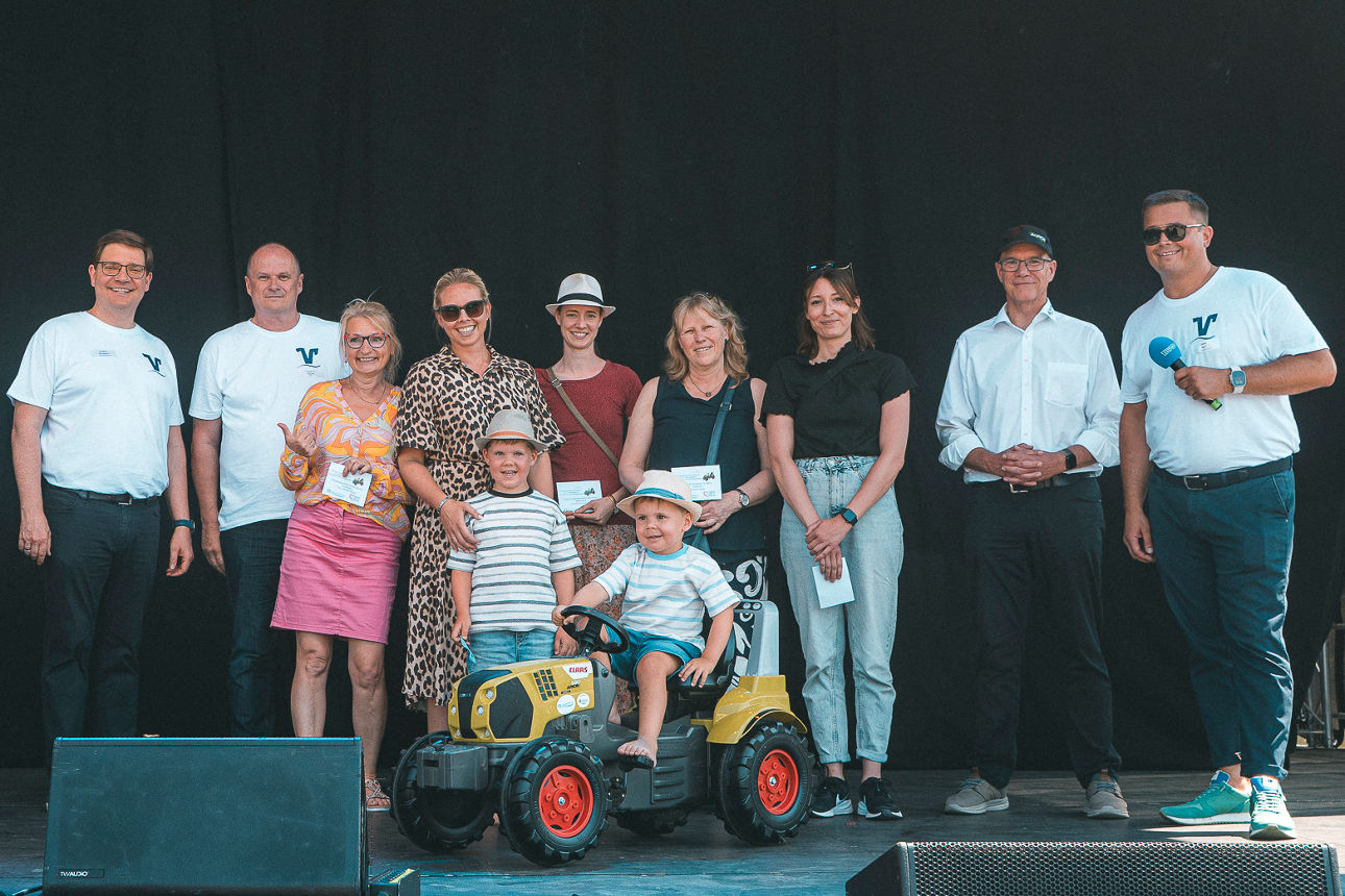 Vertreter*innen der Kindergärten die einen Tretschlepper erhalten