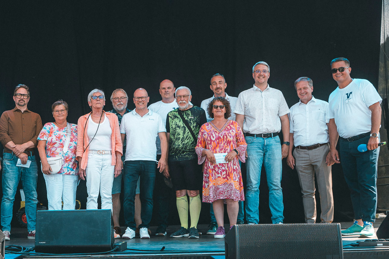 Vertreter*innen der Kommunen die eine Tischtennisplatte erhalten