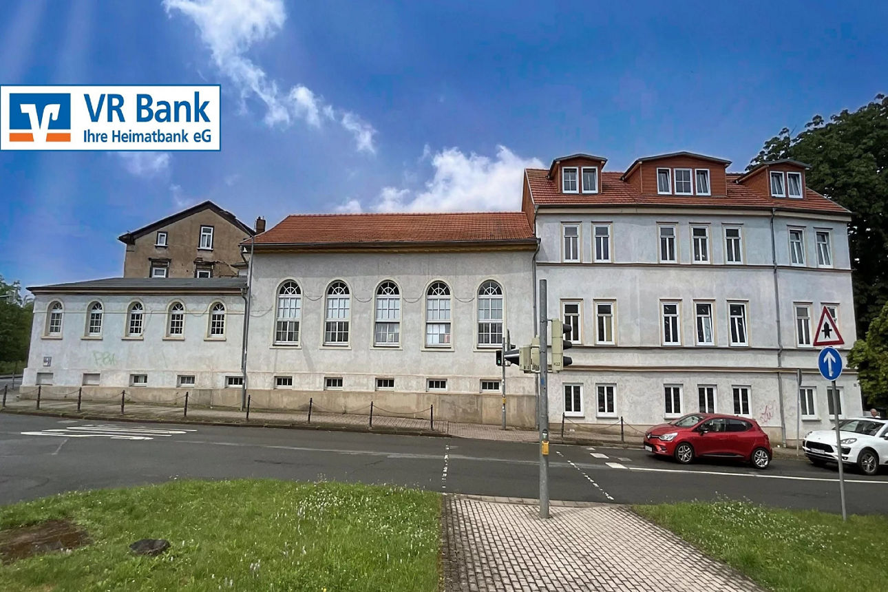 Frontalansicht auf Wohn- und Geschäftshaus