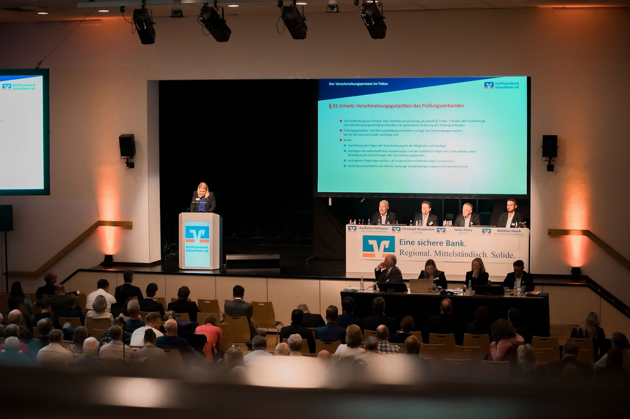 Bühne während der Generalversammlung 2025