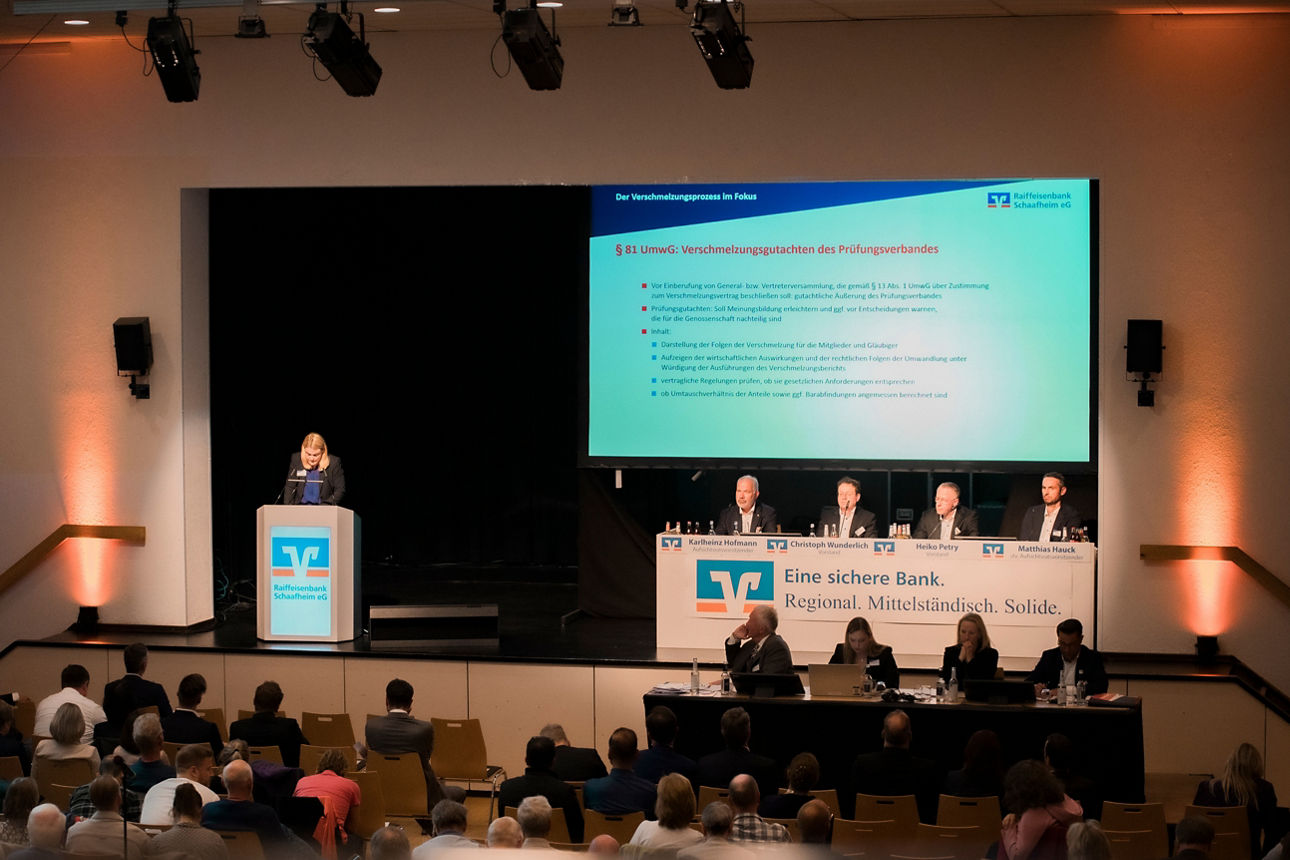 Bühne während der Generalversammlung 2025