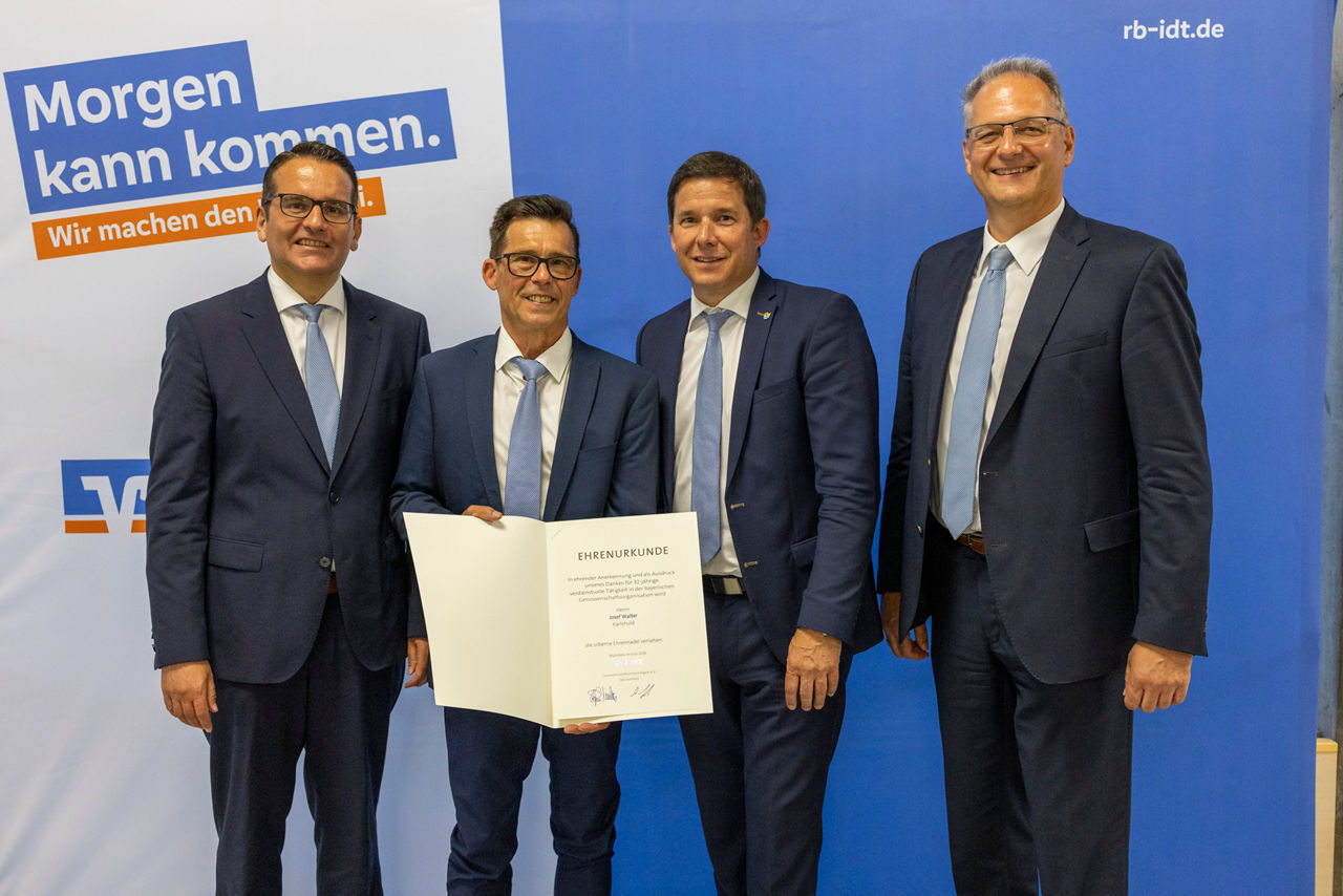 Aufsichtsratsmitglied Herr Josef Walter wurde mit der silbernen Raiffeisen-Ehrennadel um das Genossenschaftswesen geehrt.