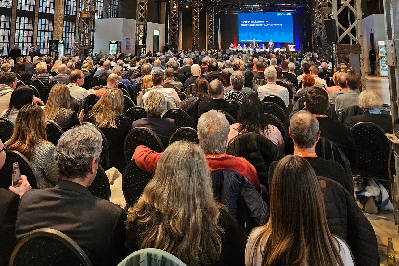 Menschen hören einem Vortrag zu