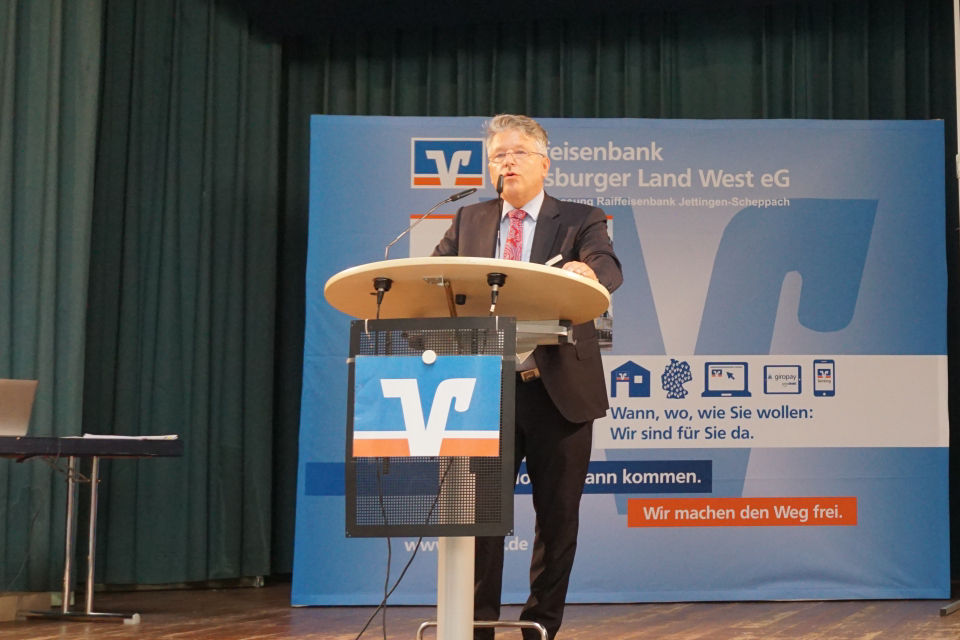 Karl Rau bei seiner Rede bei der Generalversammlung in Horgau