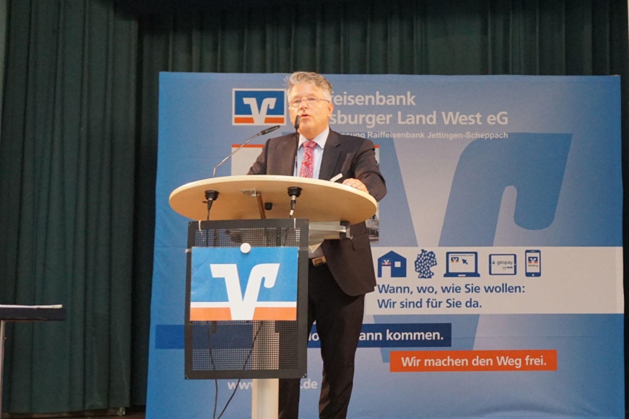 Karl Rau bei seiner Rede bei der Generalversammlung in Horgau