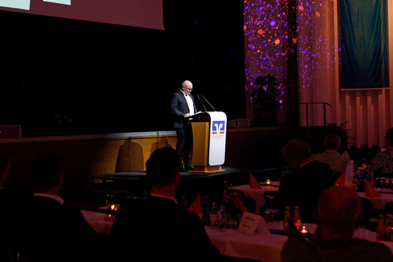 Vorstand Thomas Metzke hält eine Rede am Pult