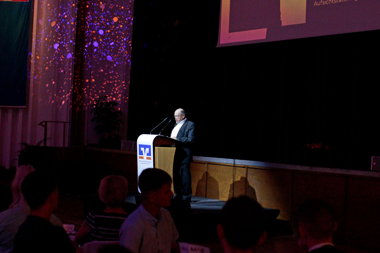 Aufsichtsratmitglied Werner hält eine Rede vor den Mitgliedern