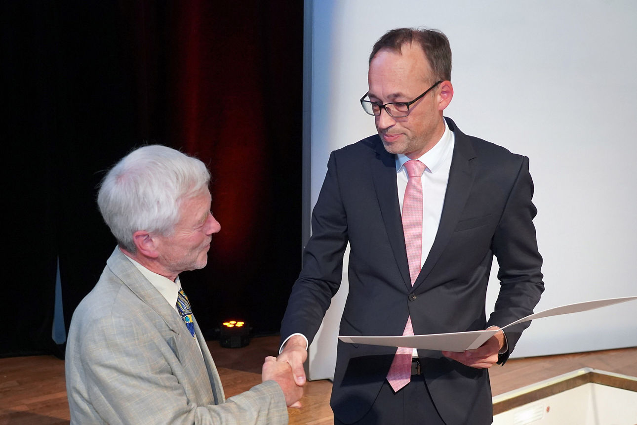 GVB-Vorstandsmitglied Dr. Alexander Leißl ehrte Johannes Nüßlein mit der silbernen Ehrennadel