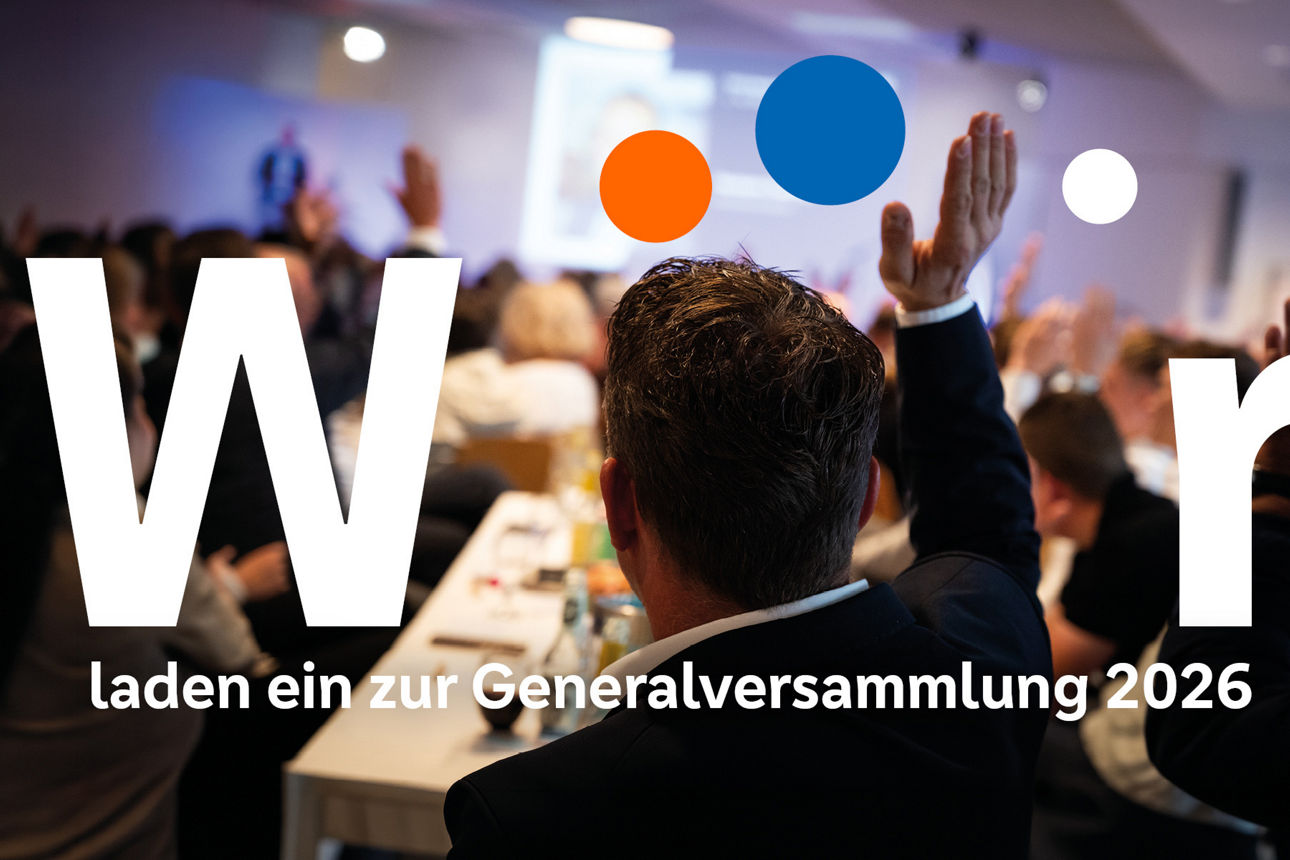 Personen sitzen in einer Halle zu einer Abstimmung und heben die Hand. Text Wir laden ein zur Generalversammlung 2026