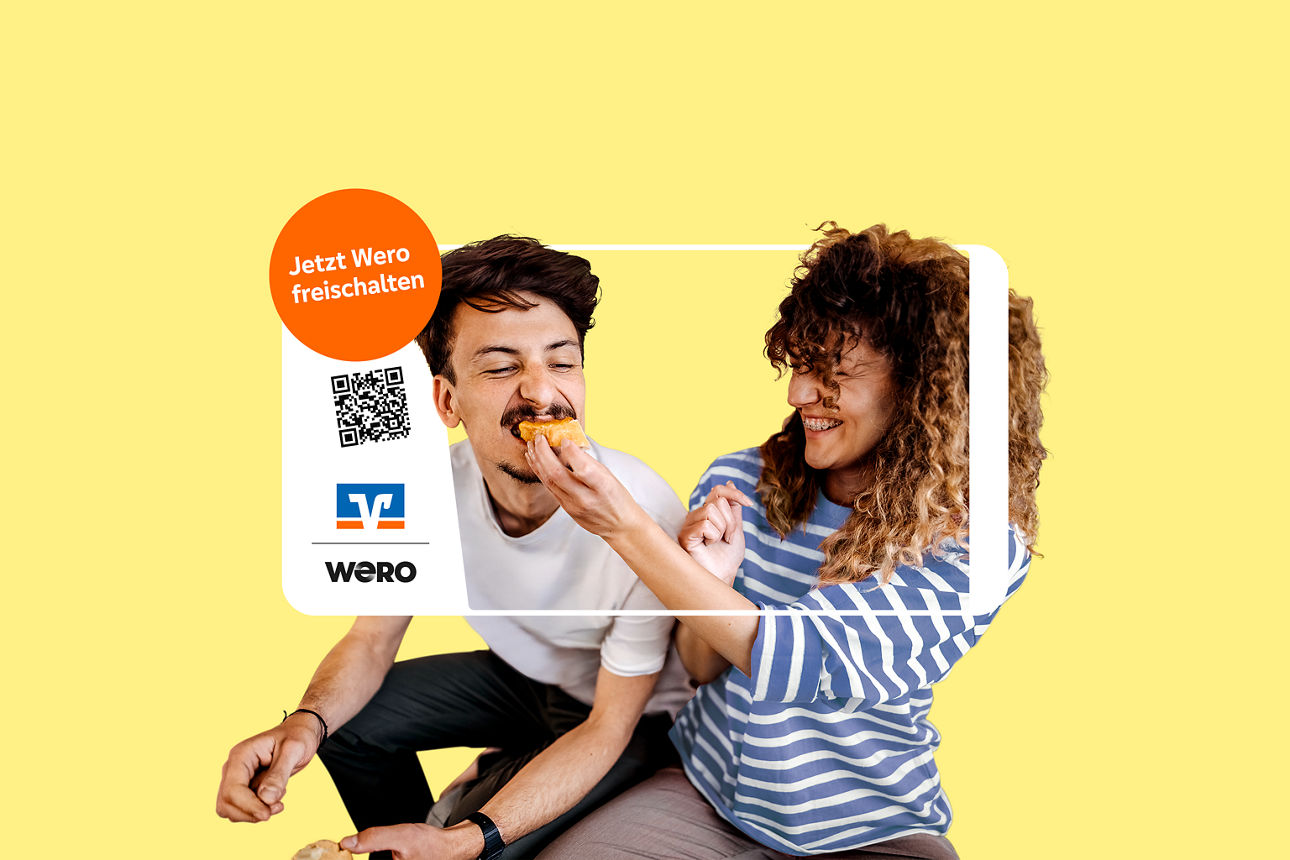 Ein Junger Mann wird von einer jungen frau gefüttert