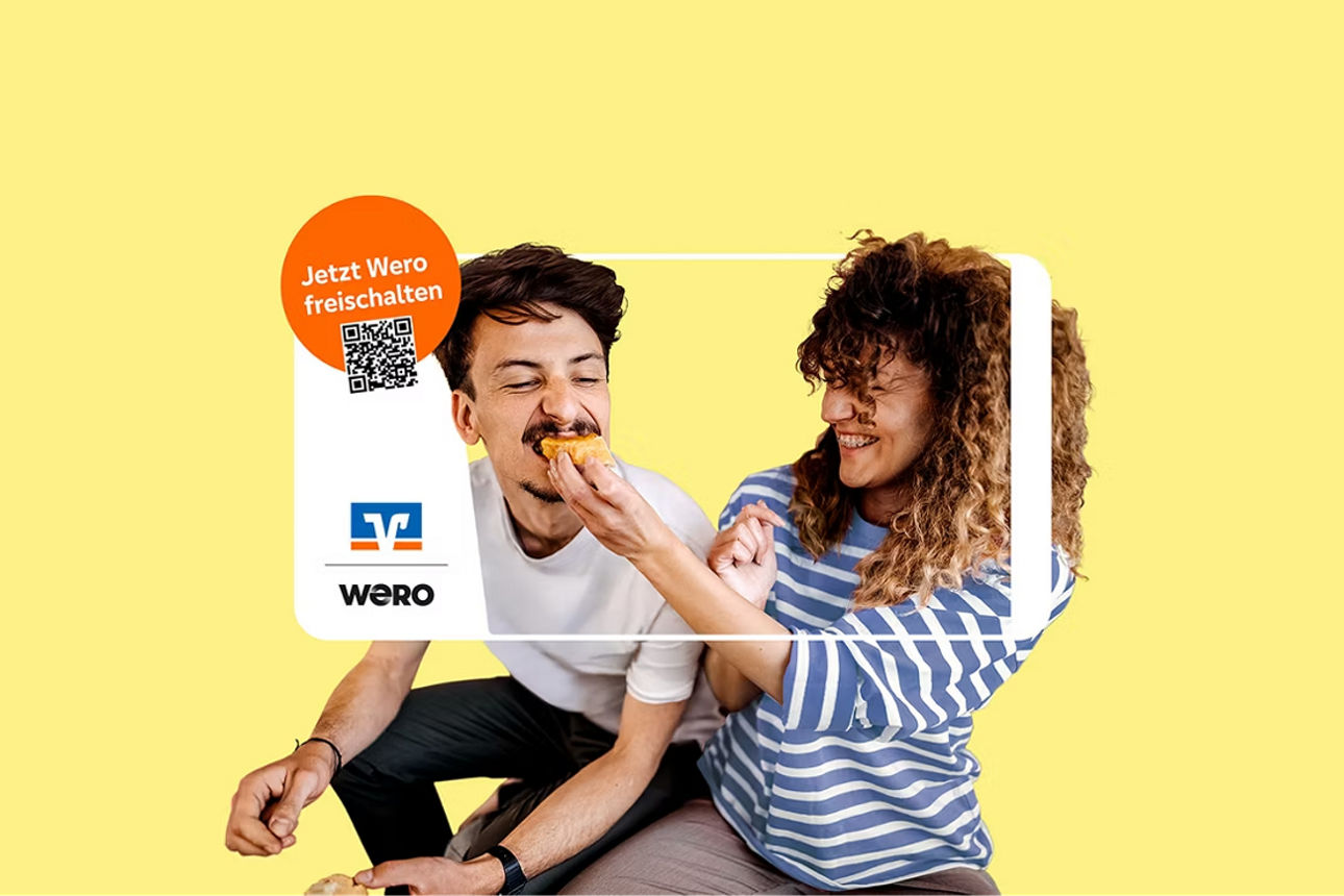 Eine junge Frau nutzt Wero auf ihrem Smartphone