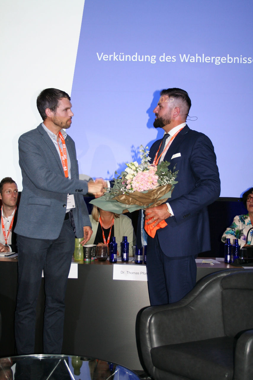 Dr. Pforr überreicht Blumen an Dr. Herbold