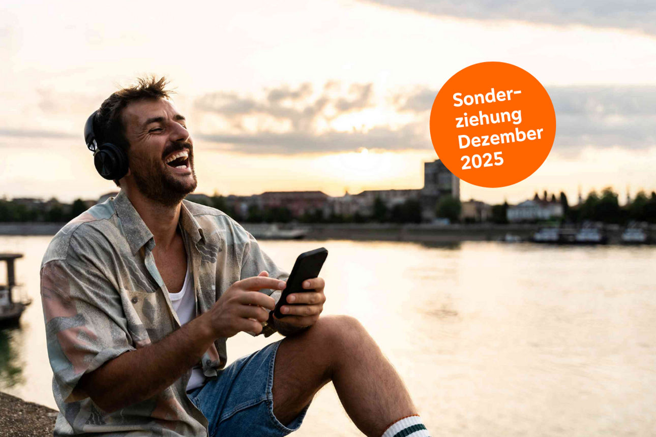 Mann mit Smartphon der Lacht