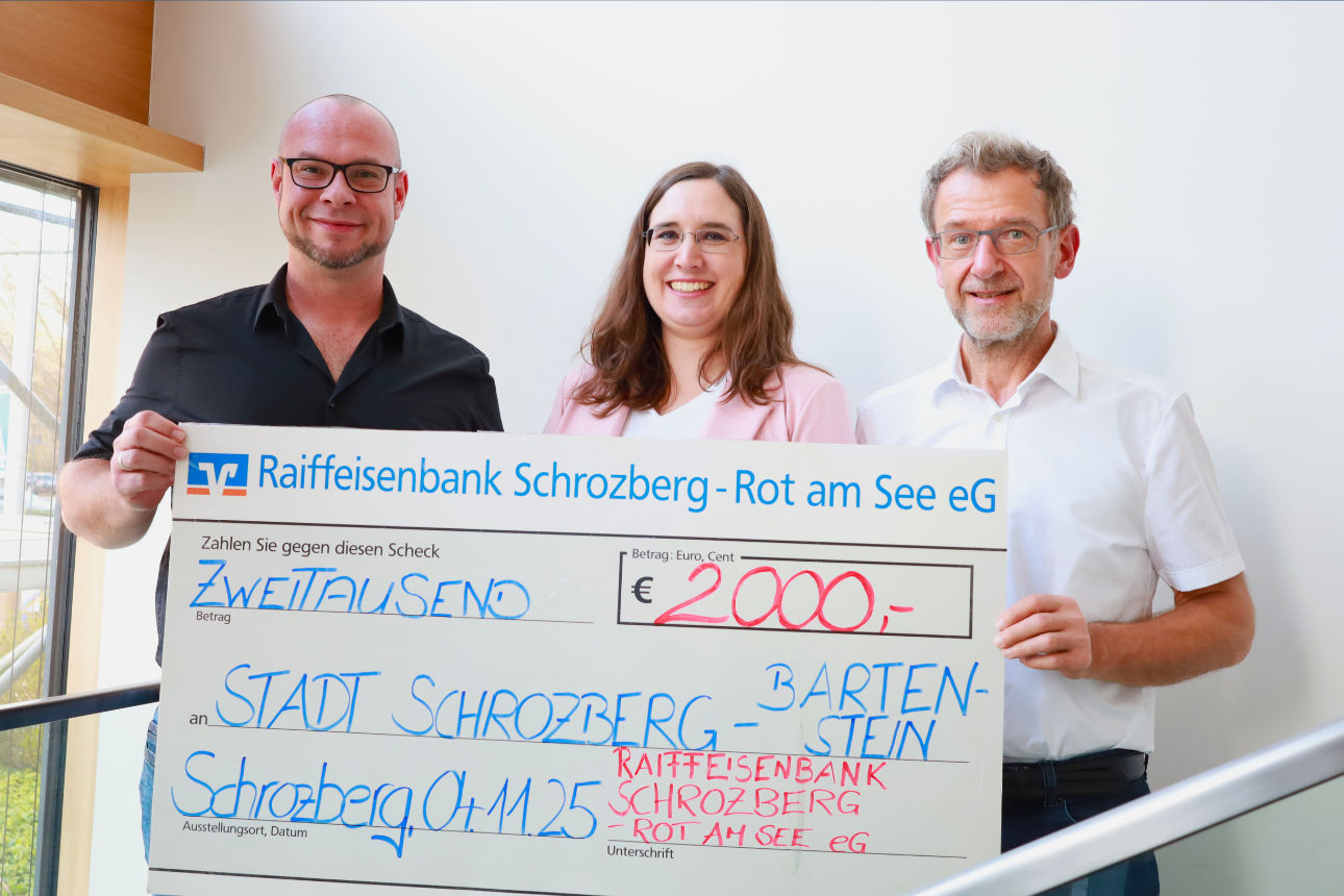 Manuel Stiefel, Jacqueline Förderer, Winfried Stahl bei der Spendenübergabe