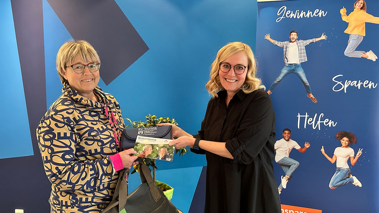 Das Bild zeigt v.l.n.r.: Heike Liebetruth (Gewinnsparerin) und Sandra Nye (Märkische Bank)