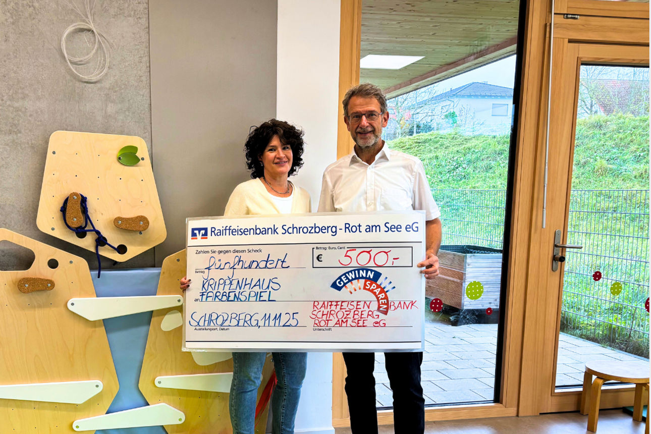 Anja Beck Leiterin Kindergrippe und Winfried Stahl Vorstand vor der Kletterwand