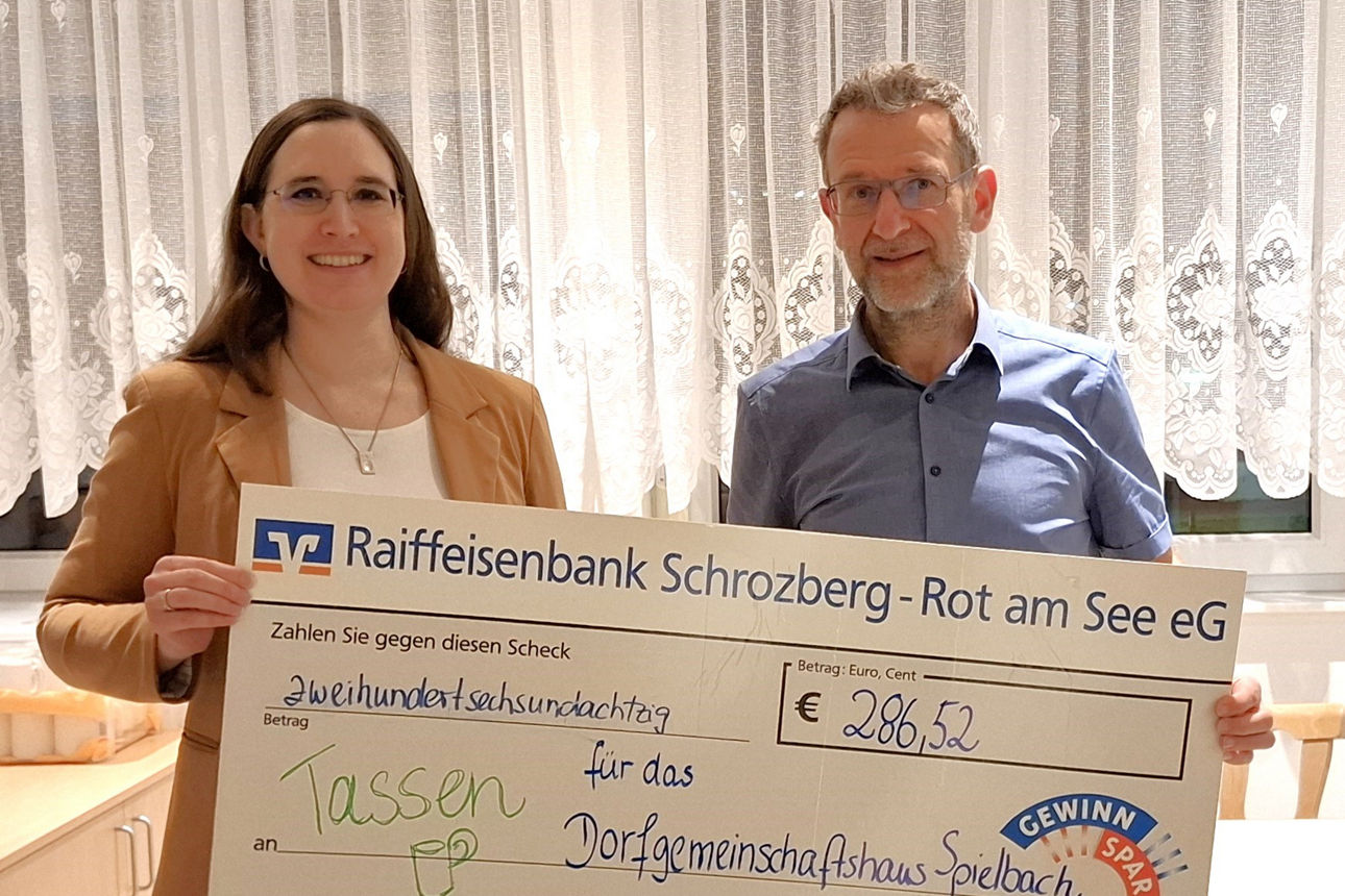 Bürgermeisterin Frau Förderer und Vorstand Stahl bei der Spendenscheckübergabe