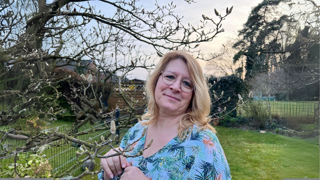 Frau steht in der Natur