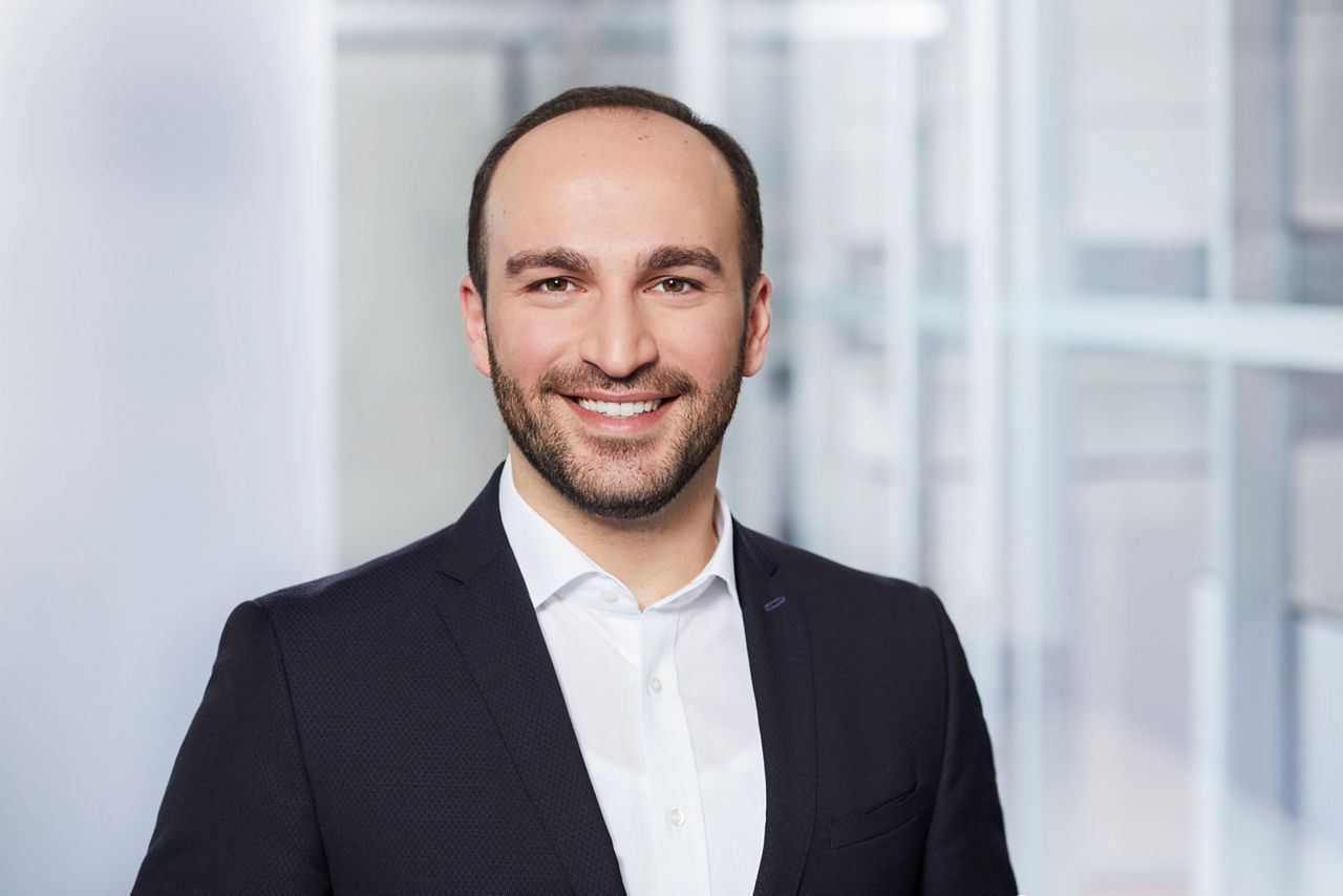 Portrait zeigt Gabriel Alptekin, Senior Consultant der Abteilung IPF