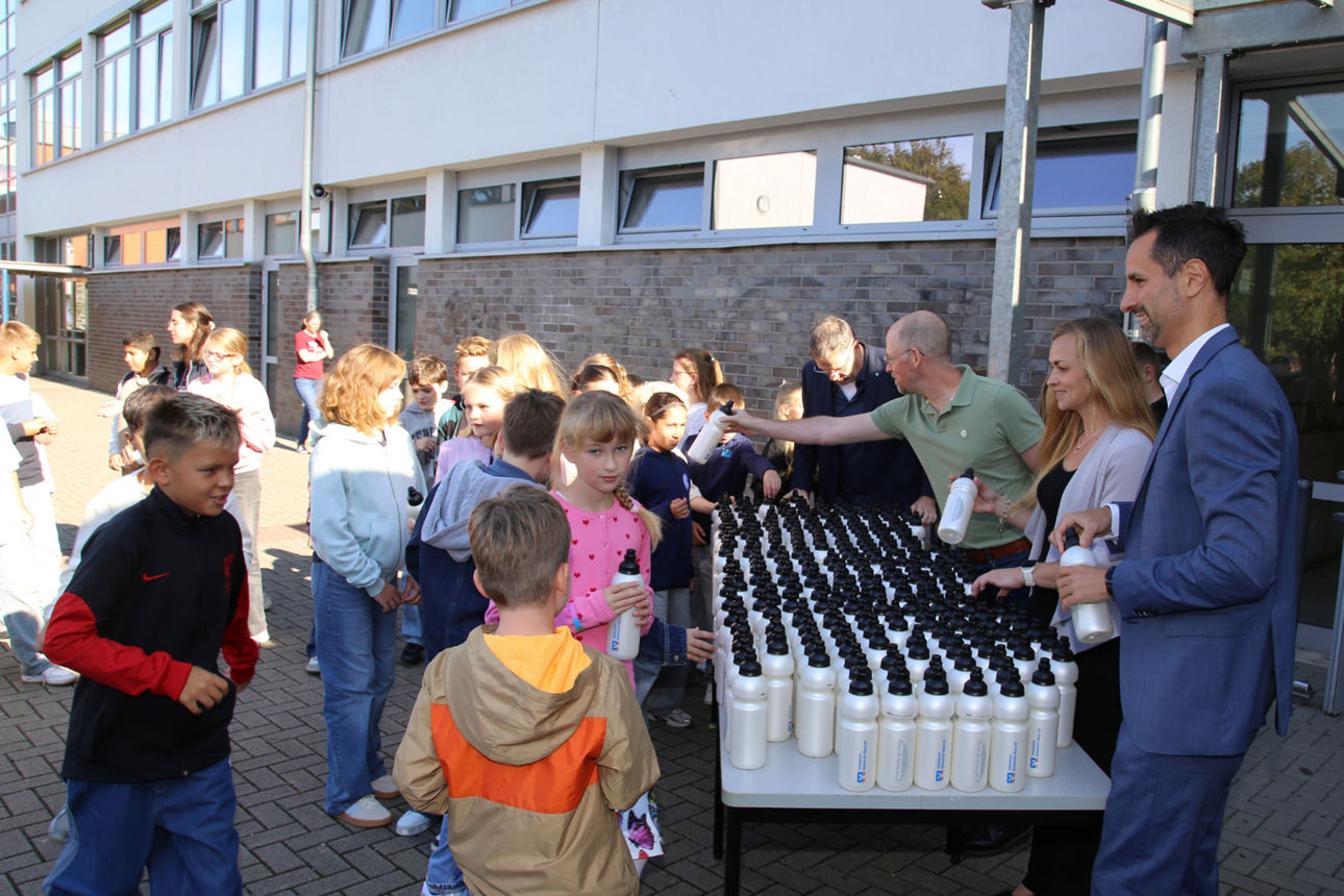 Übergabe der Trinkflaschen an der Realschule Rees durch den Vorstand Peter Schau