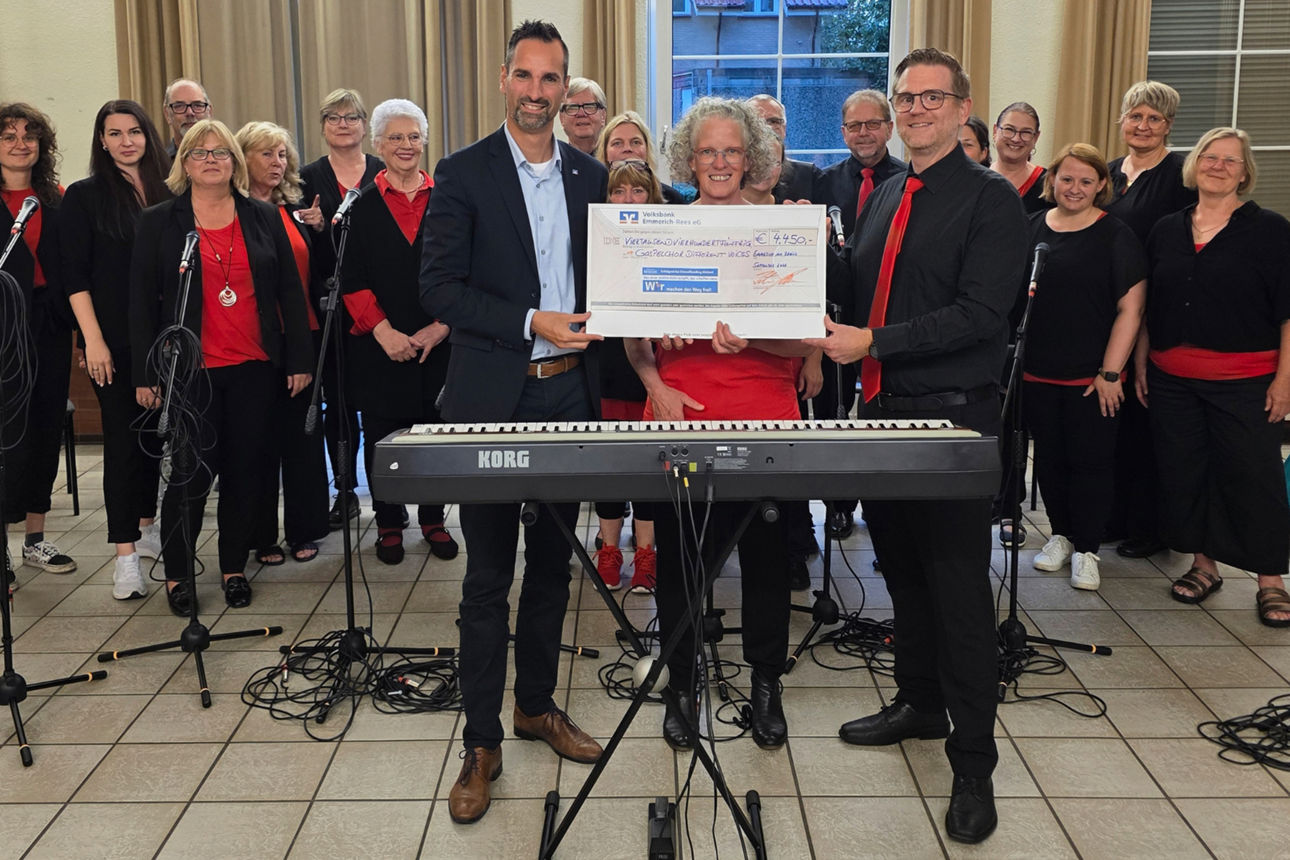 Gospelchor Different Voices und Peter Schau, Vorstand der Volksbank Emmerich-Rees eG