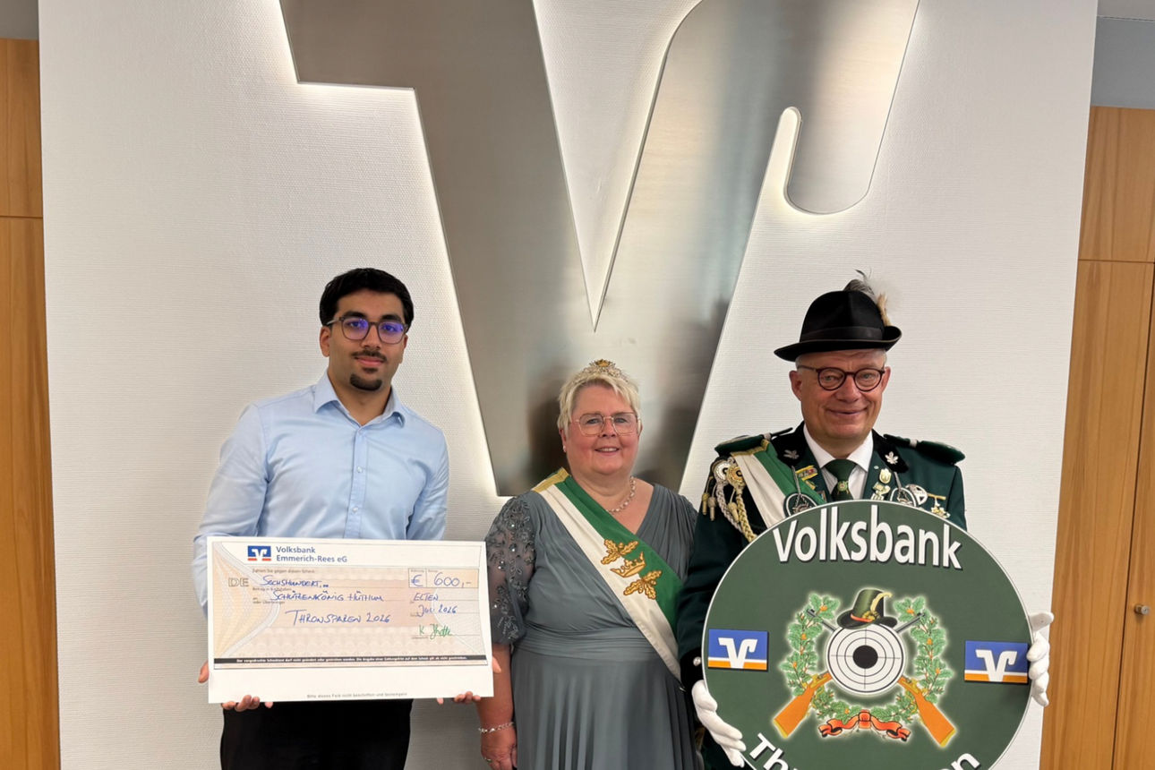 Königspaar Hüthum mit einem Mitarbeiter der Volksbank Emmerich-Rees eG