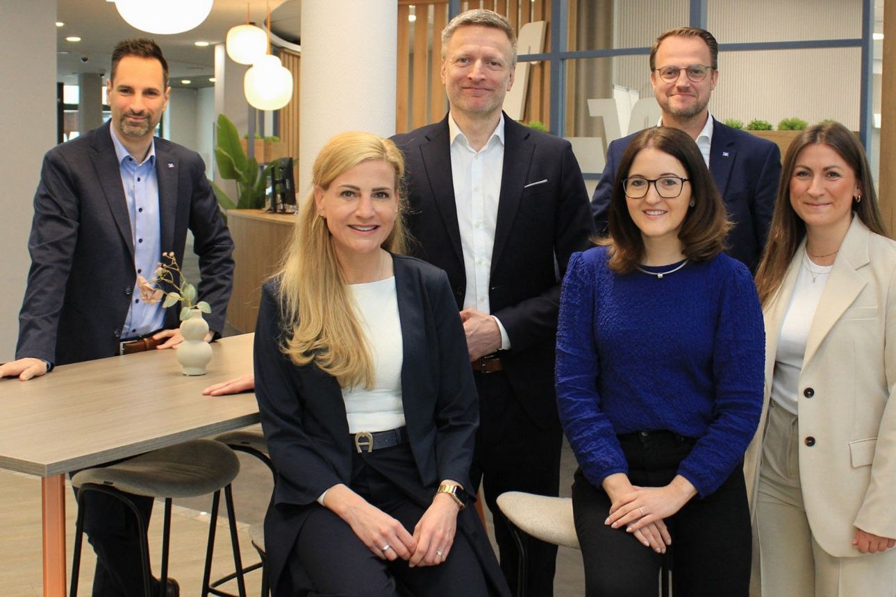 Gruppenbild neue Mitarbeiter mit Peter Schau, Michael Pohlmann und Jelena Sarcevic