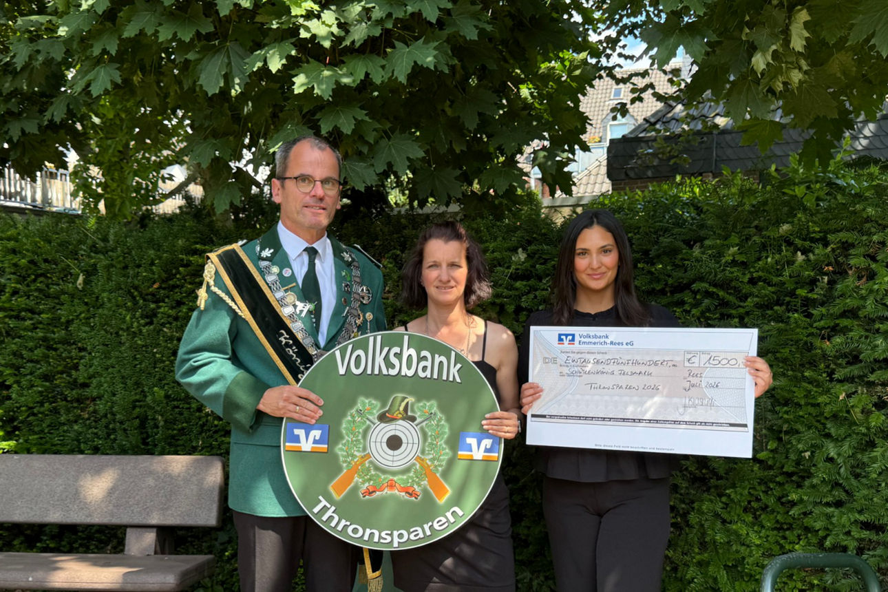 Thronsparer Familie Pohl und Mitarbeiterin der Volksbank Emmerich-Rees eG