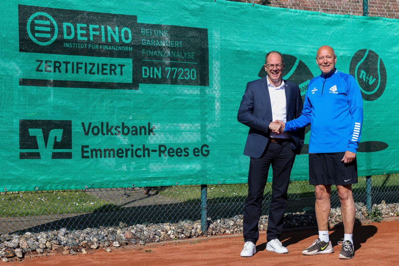 Volksbanker Oliver Schmidt undVereinsvorsitzender Stefan Glowicki