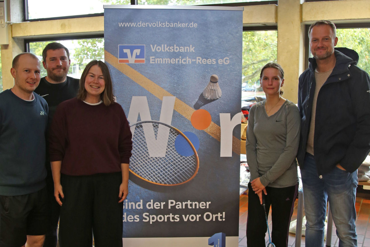 Übergabe des Aufstellers an die Badminton-Abteilung des SV Rees