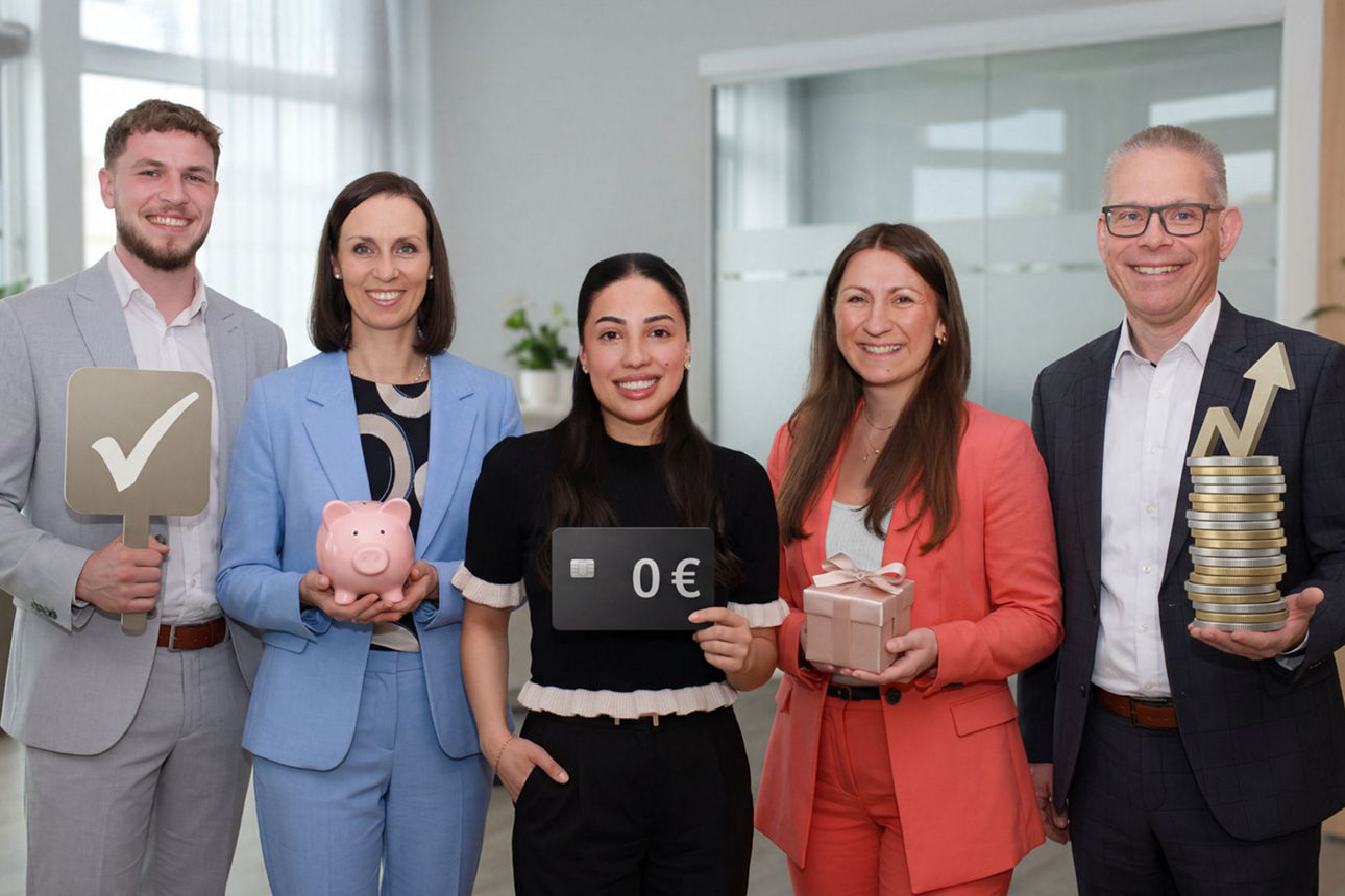 Zwei Mitarbeiter und drei Mitarbeiterinnen halten die Mitgliedschafts-Vorteile in den Händen