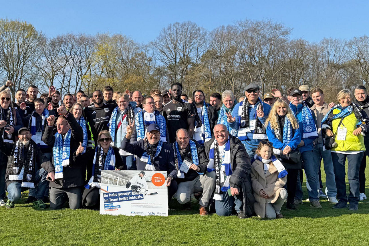 Übergabe des Sonderpreises und Gruppenbild der Handicap-Fussballer SV Rees