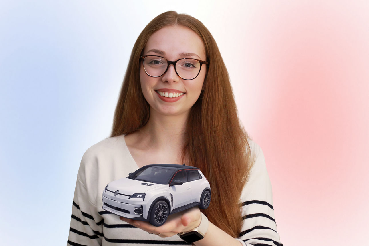 Junge Frau hält ein fiktives Auto