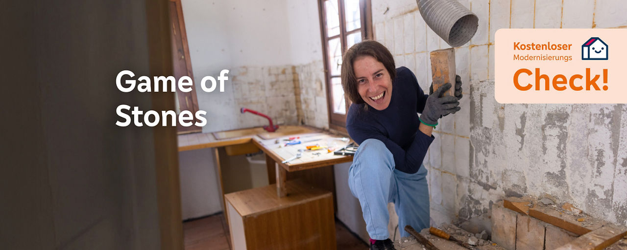 Frau mit Ziegelstein in der Hand beim Renovieren 