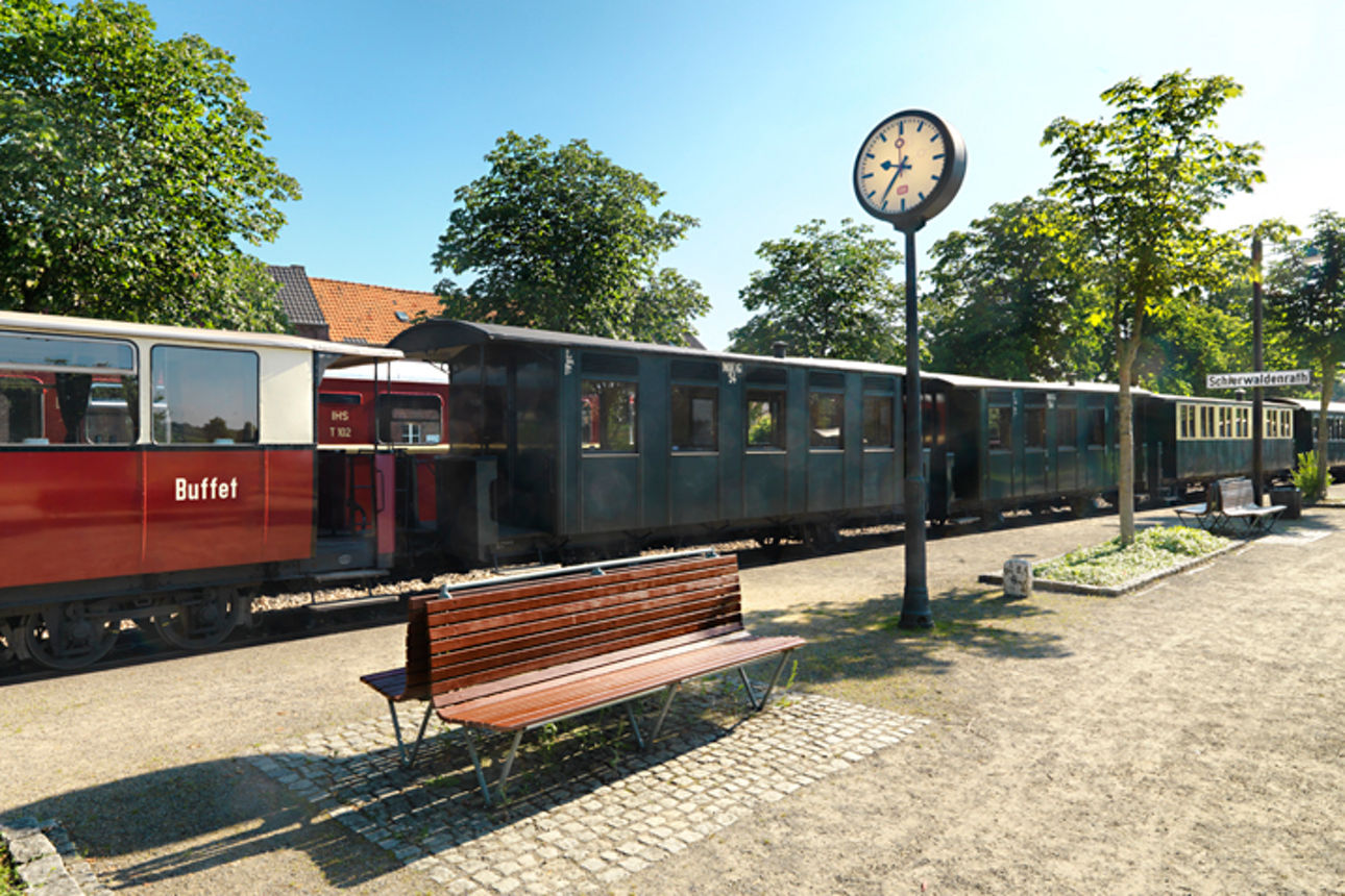 Bahnhof in Langbroich- Schierwaldenrath mit alten Wagons