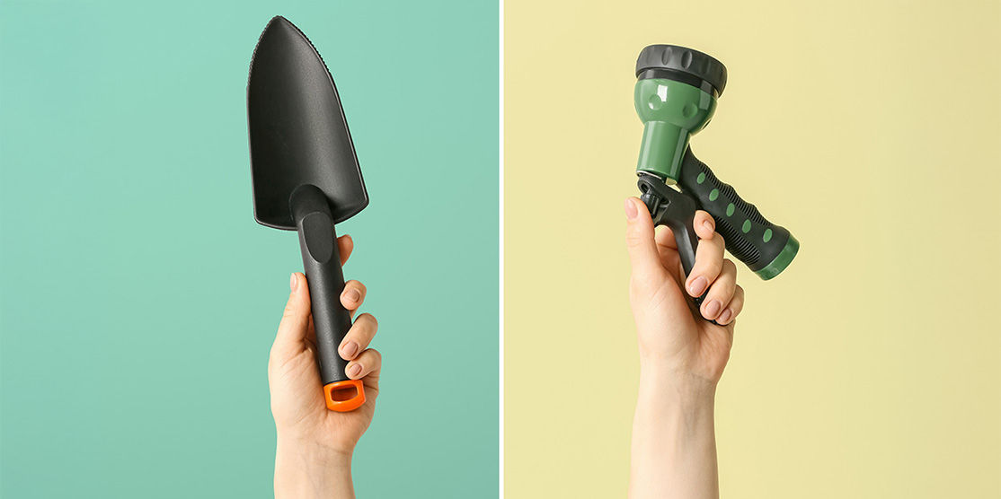 Gartenschaufel und Gartenschlauch