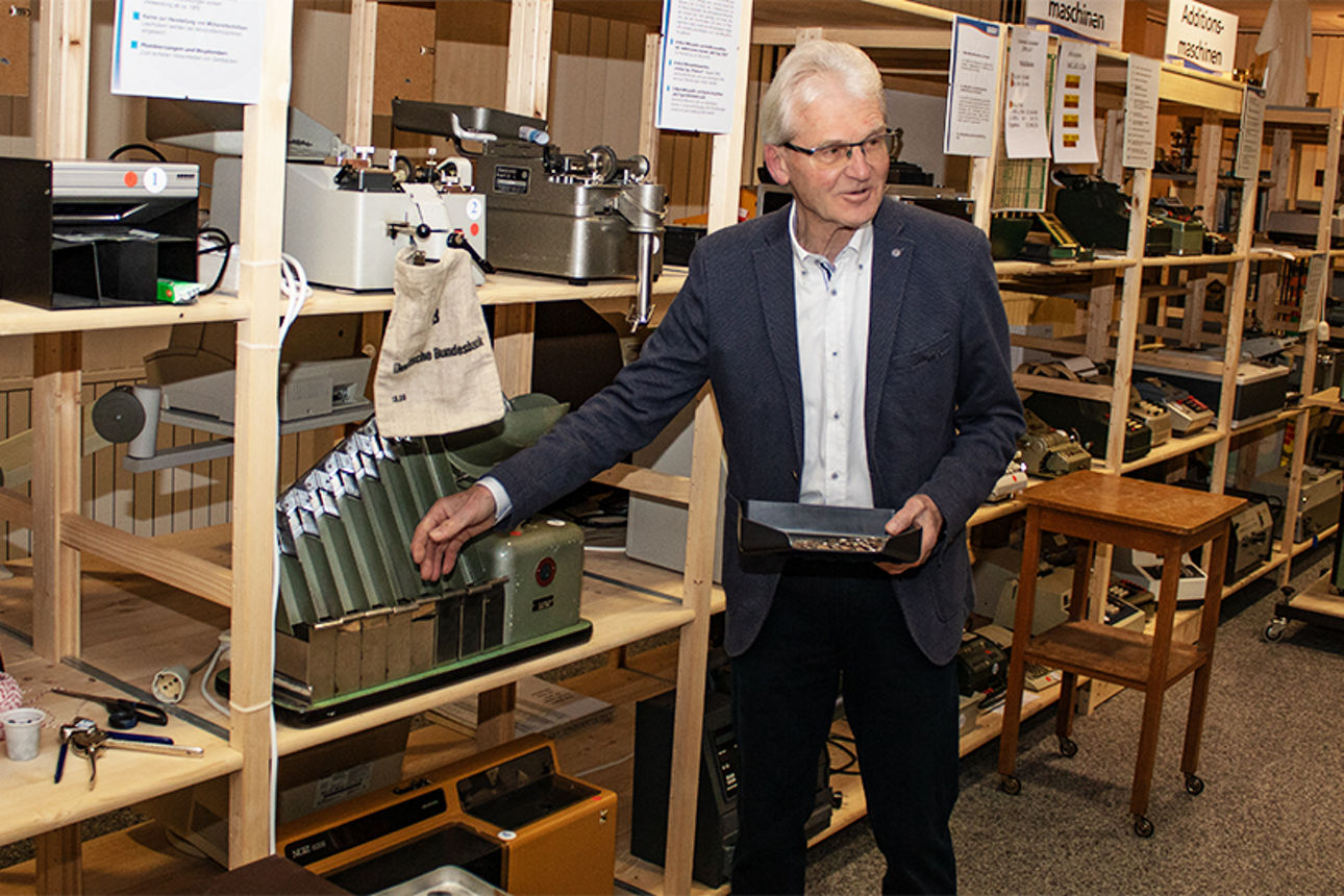 Herr Gast zeigt alte Rechenmaschine