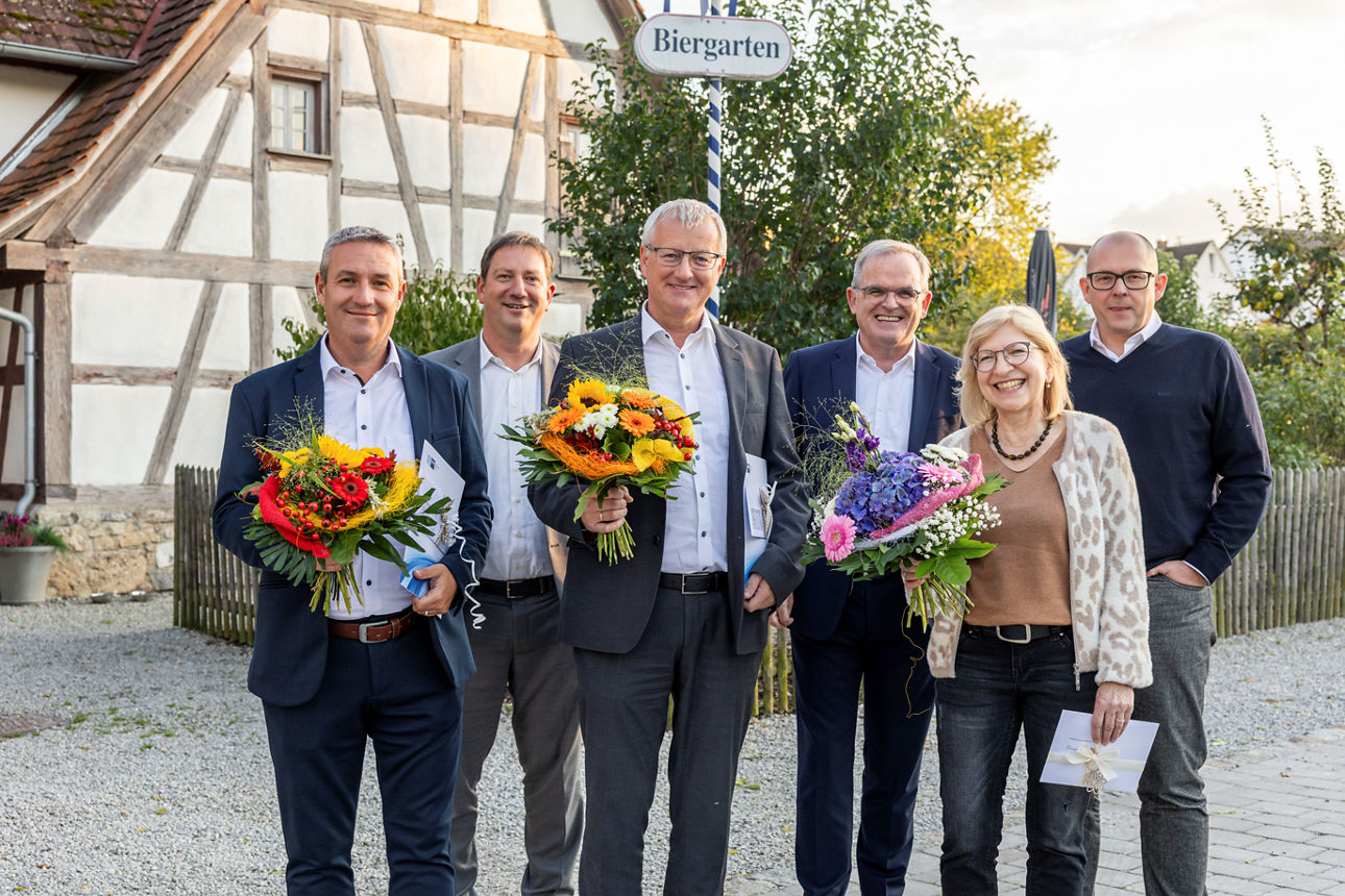 Mitarbeiter, Vorstände und Aufsichtsratsvorsitzender bei Jubiläum