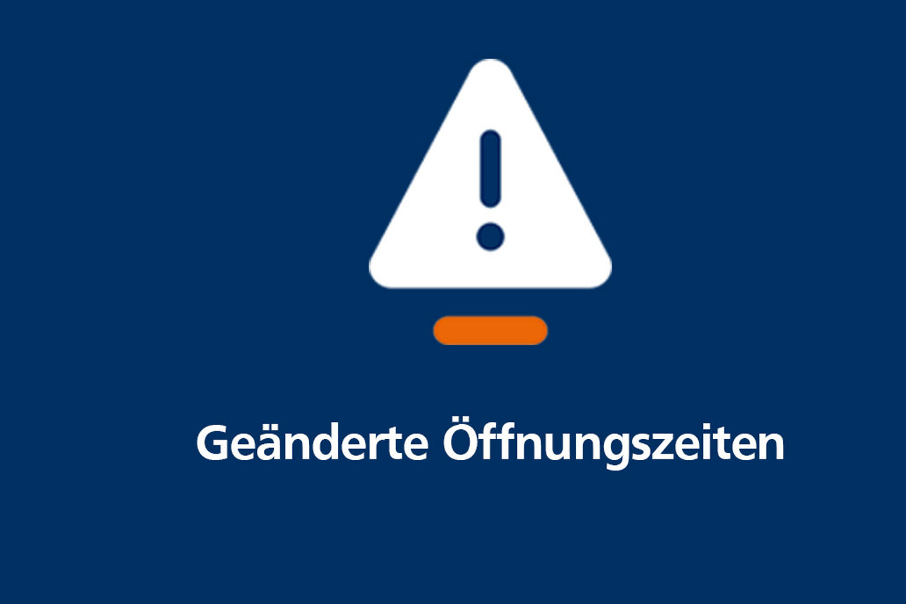 Kind sucht Ostereier im Grünen