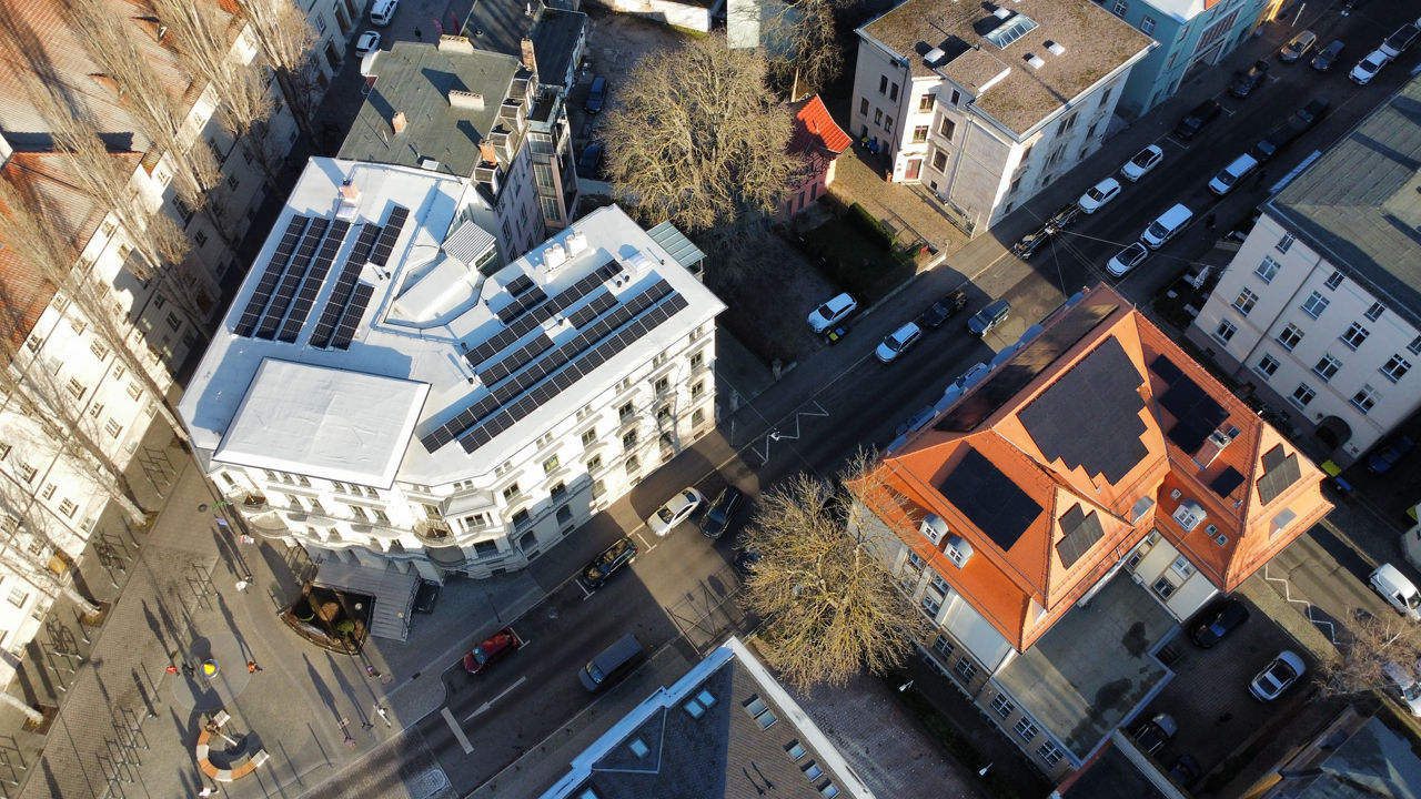 Luftbild beide Bankgebäude mit Solaranlage