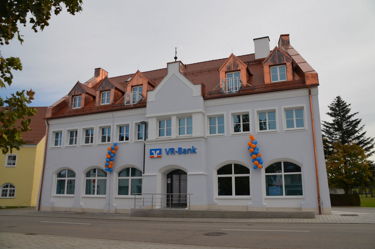 Die neu eröffnete Geschäftsstelle in Gerzen. Geschmückt mit Ballons.