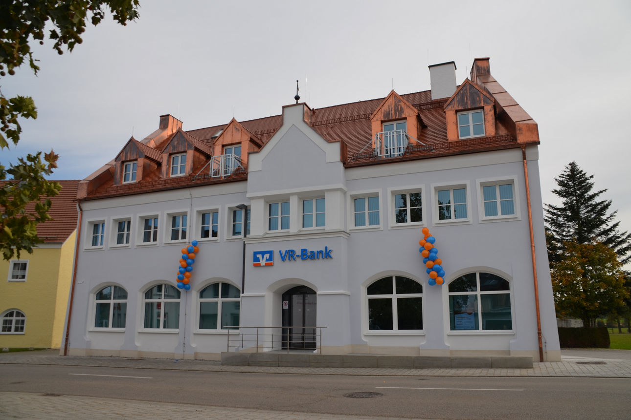 Die neu eröffnete Geschäftsstelle in Gerzen. Geschmückt mit Ballons.