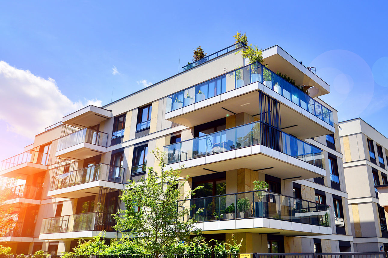 Gebäude mit mehreren Stockwerken