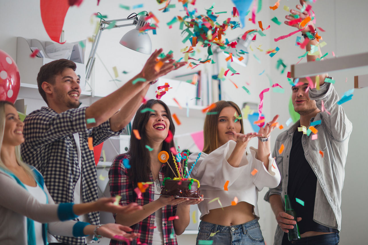 Fünf Personen feiern Geburtstag mit viel Konfetti