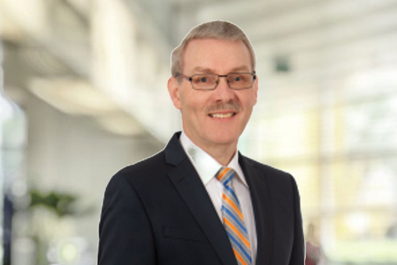 Mitarbeiter in hellem Büroraum
