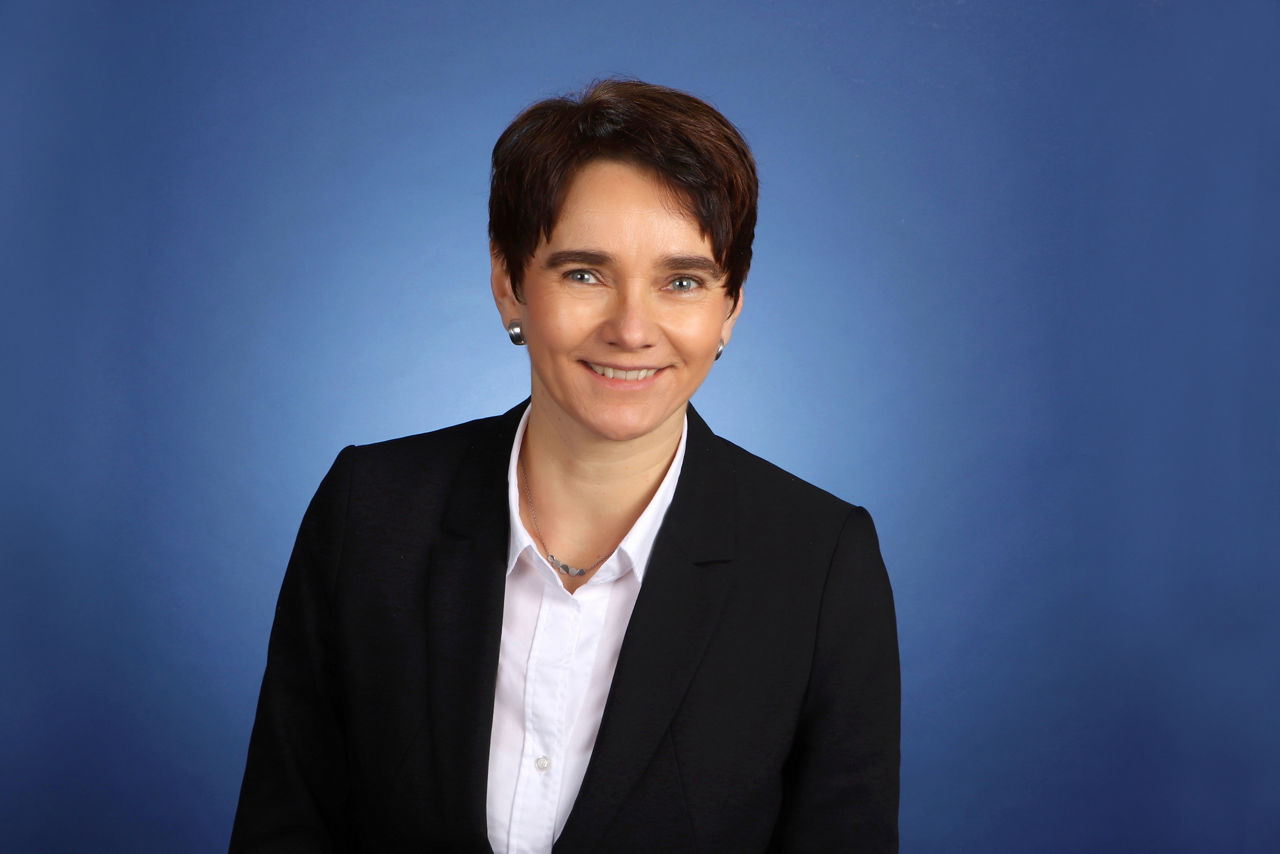 Frau vor blauer Leinwand