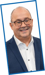 Auf dem Bild ist Michael Gleis, Berater der R+V, zu sehen.