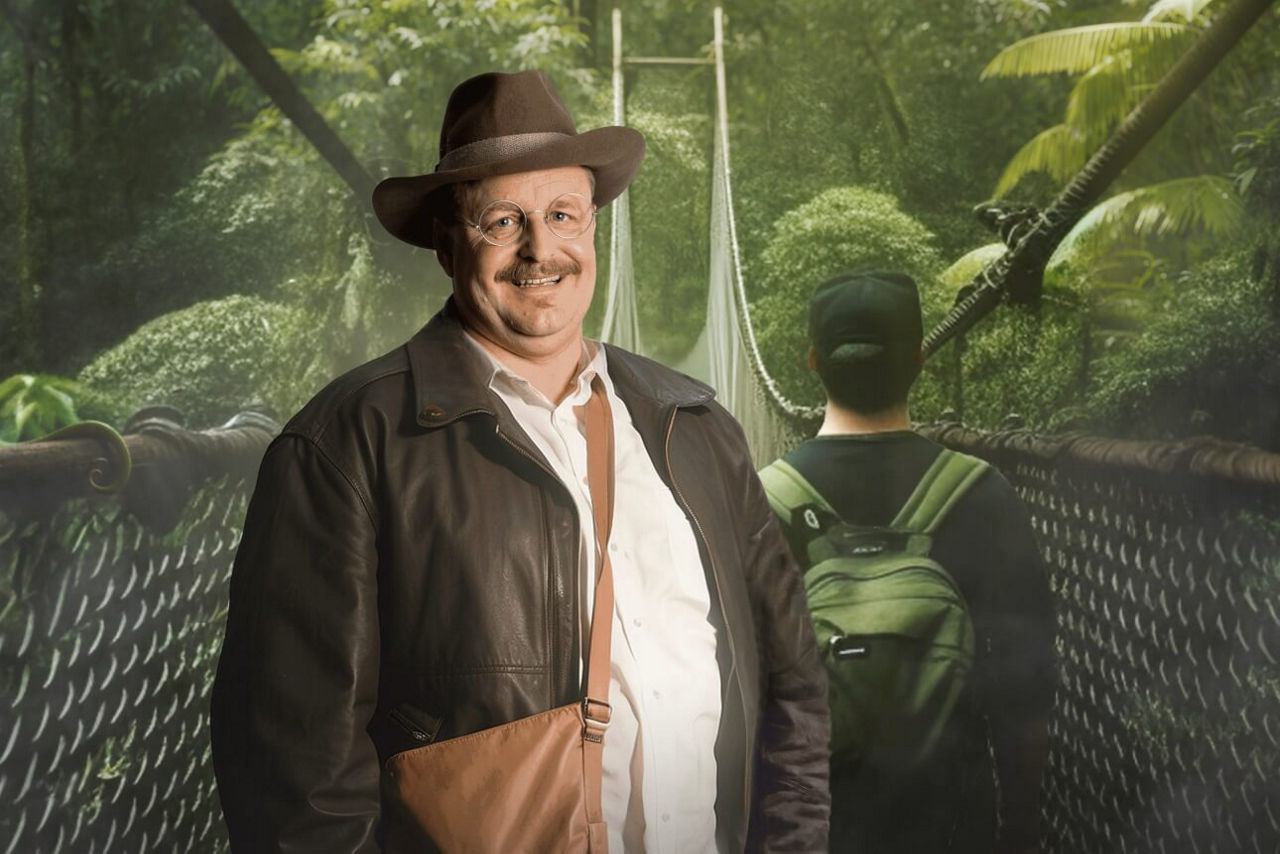 Mitarbeiter in Safari Kleidung steht im Dschungel